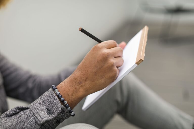 How to Journal for Clarity and Focus: A Step-by-Step Guide